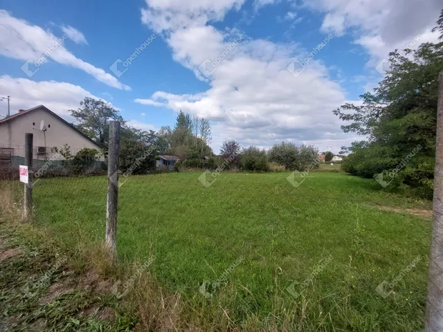 Eladó telek Komárom 1360 nm