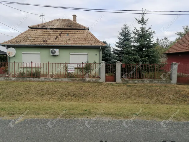 Eladó ház Pér 66 nm