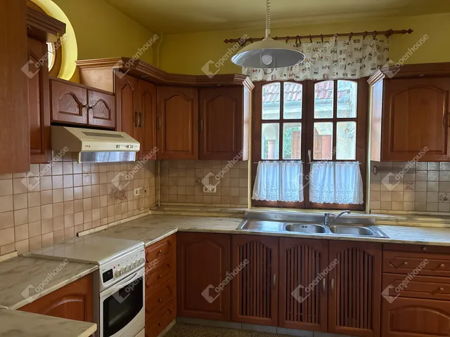 Eladó ház Győr, Révfalu 271 nm