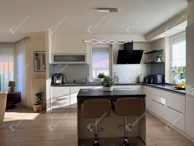 Eladó ház Abda 250 nm