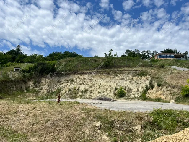 Eladó telek Győrújbarát 858 nm