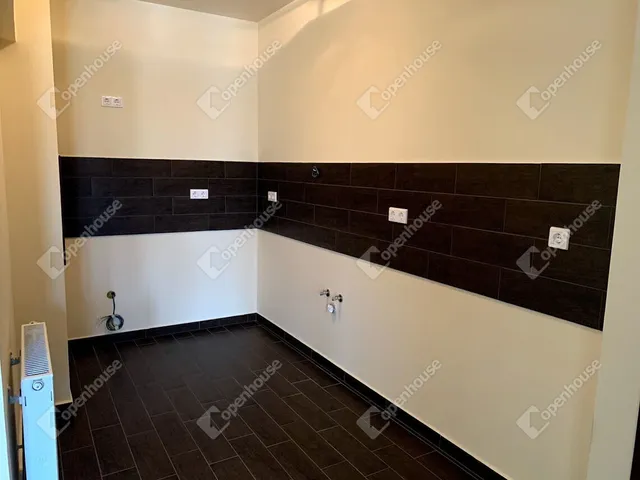 Kiadó kereskedelmi és ipari ingatlan Debrecen, Péterfia 72 nm