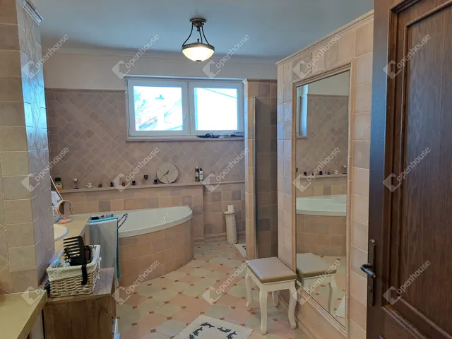 Eladó ház Győr, Újváros 225 nm