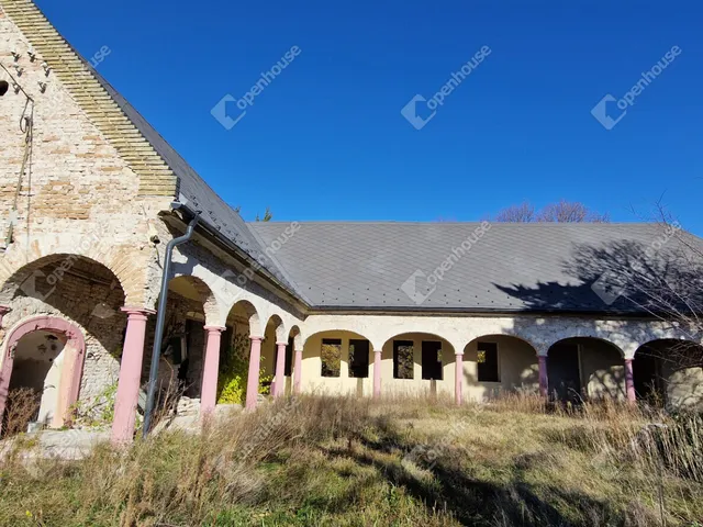 Eladó ház Bőny 267 nm