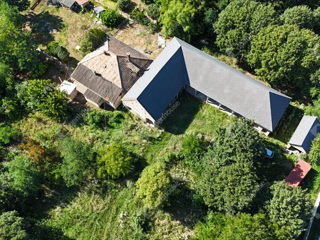 Eladó ház Bőny 267 nm