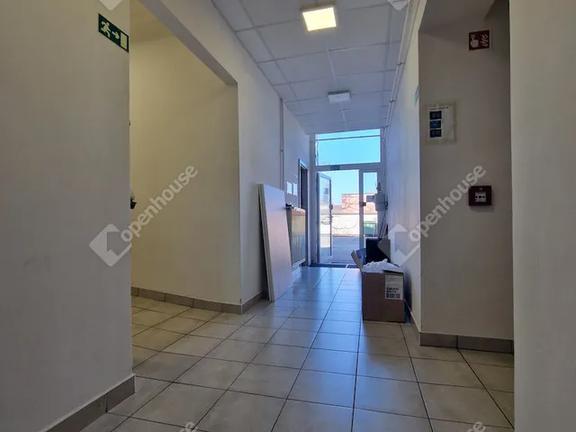Eladó kereskedelmi és ipari ingatlan Komárom 1000 nm