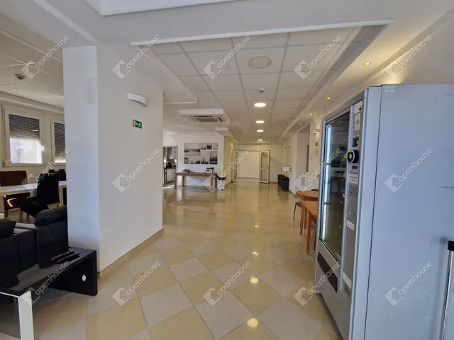 Eladó kereskedelmi és ipari ingatlan Komárom 1000 nm