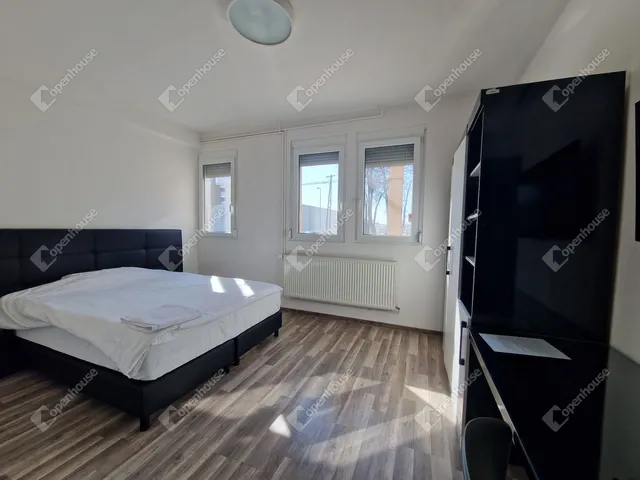 Eladó kereskedelmi és ipari ingatlan Komárom 1000 nm