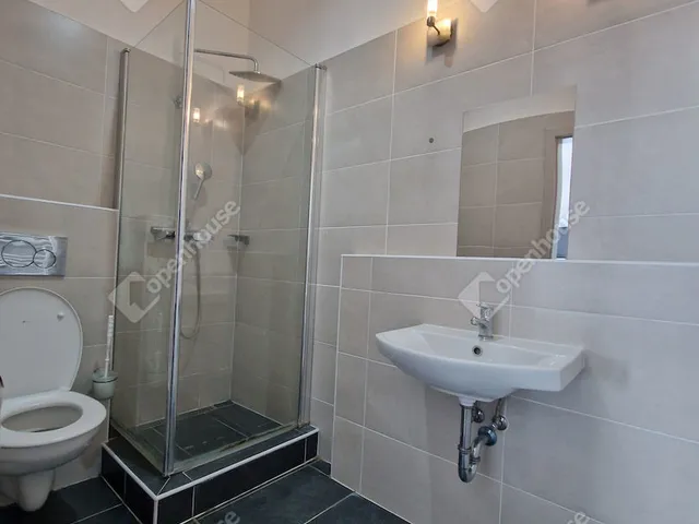 Eladó kereskedelmi és ipari ingatlan Komárom 1000 nm