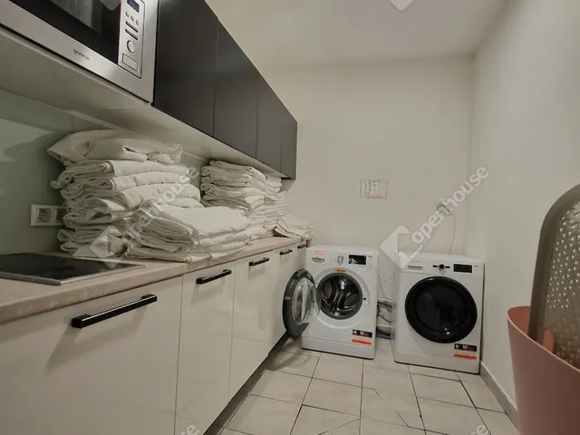 Eladó kereskedelmi és ipari ingatlan Komárom 1000 nm