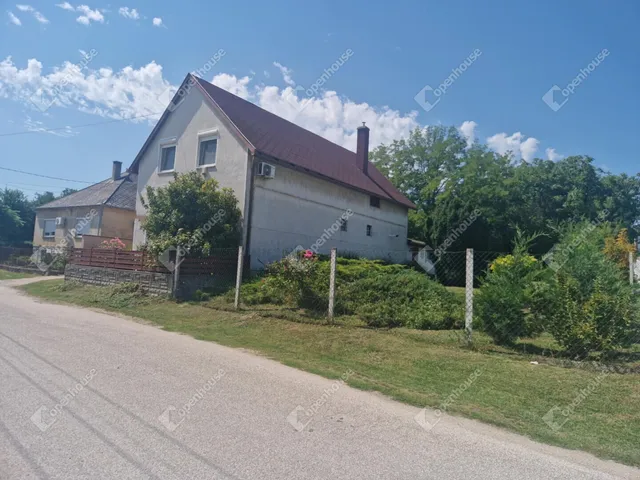 Eladó ház Ászár 183 nm