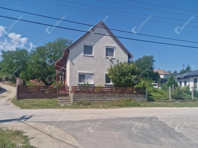 Eladó ház Ászár 183 nm