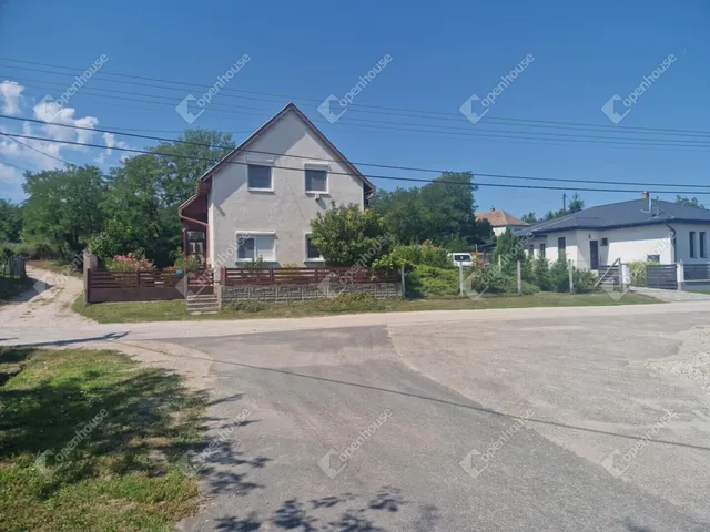 Eladó ház Ászár 183 nm