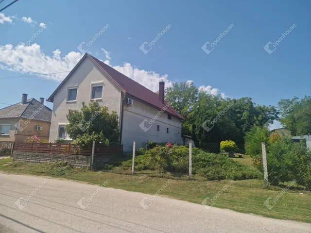 Eladó ház Ászár 183 nm