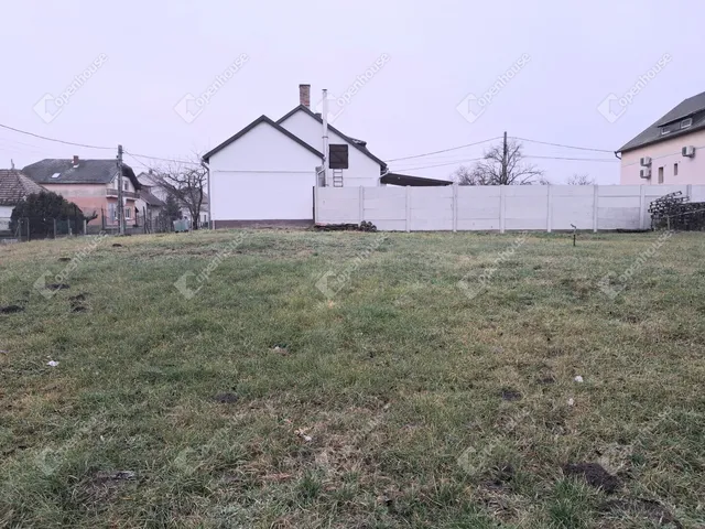 Eladó telek Ács 700 nm