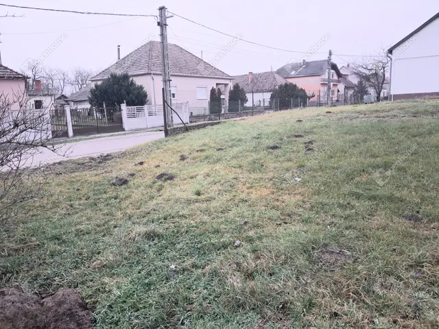 Eladó telek Ács 700 nm