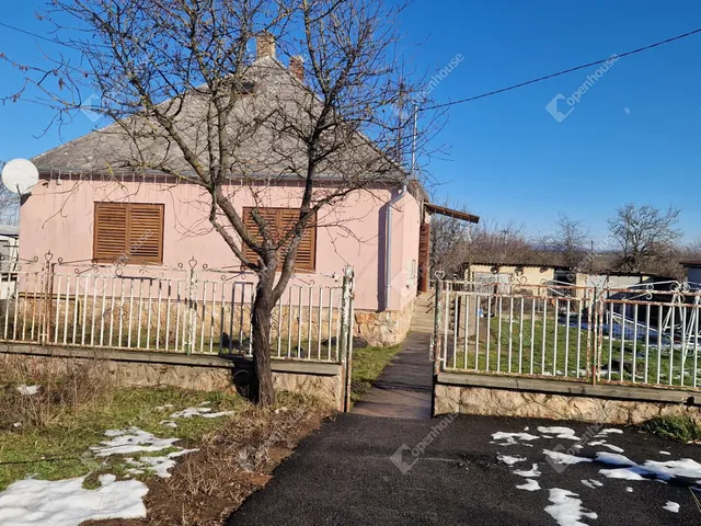 Eladó ház Szákszend 75 nm