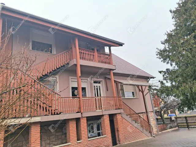 Eladó ház Bana 303 nm