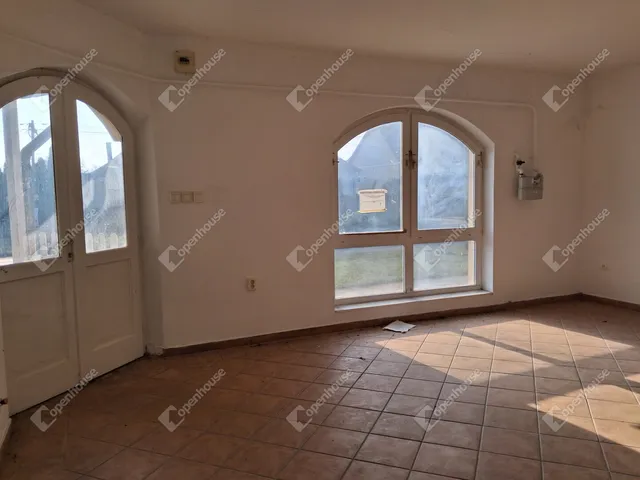 Kiadó kereskedelmi és ipari ingatlan Bana 73 nm