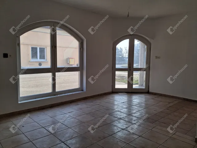 Kiadó kereskedelmi és ipari ingatlan Bana 73 nm