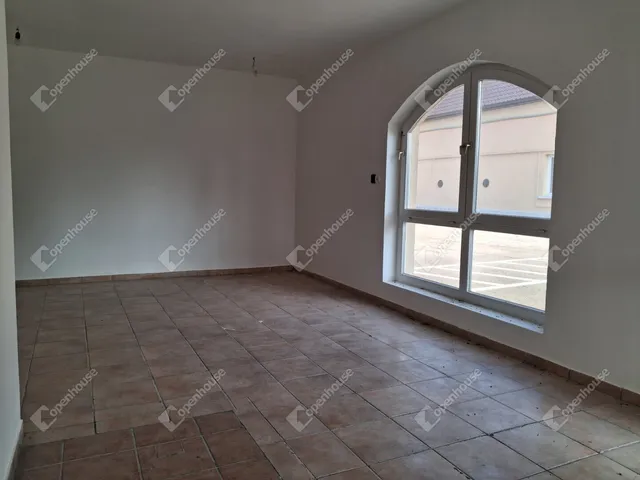 Kiadó kereskedelmi és ipari ingatlan Bana 73 nm