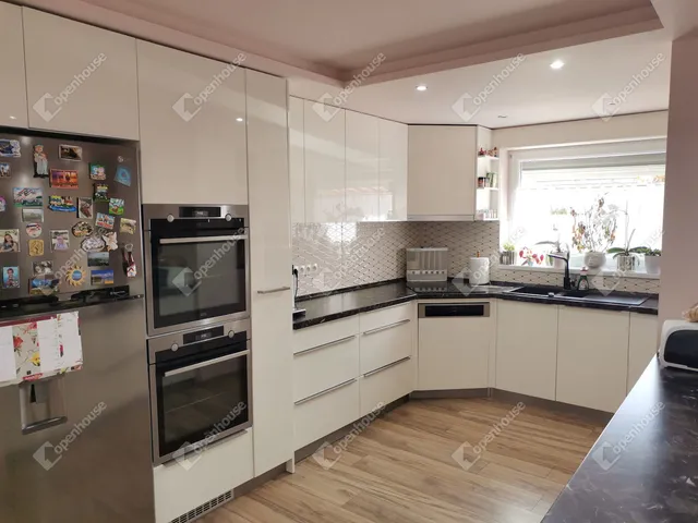 Eladó ház Komárom, Szőny 353 nm