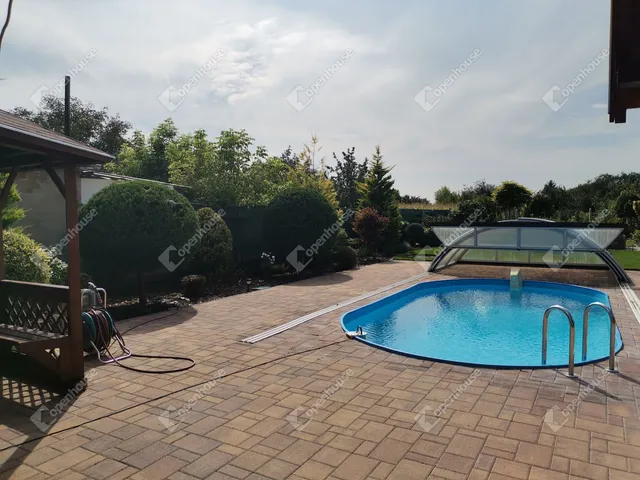 Eladó ház Komárom, Szőny 353 nm
