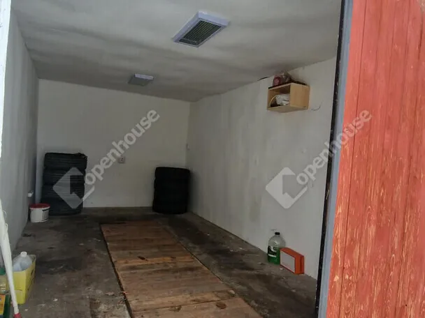 Kiadó garázs Komárom 18 nm