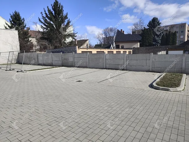 Eladó kereskedelmi és ipari ingatlan Komárom 41 nm
