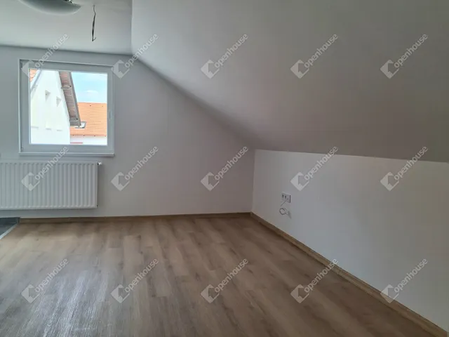 Eladó lakás Komárom, Szőny 30 nm