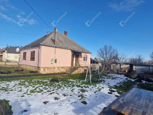 Eladó ház Szákszend 75 nm