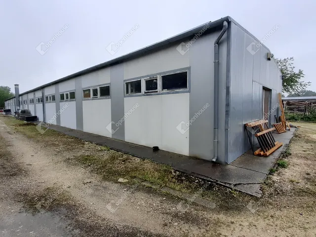 Eladó kereskedelmi és ipari ingatlan Pápa 740 nm