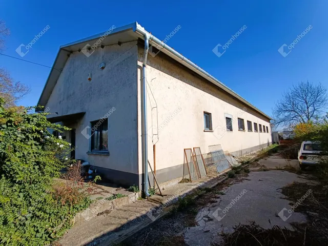 Eladó kereskedelmi és ipari ingatlan Hódmezővásárhely 350 nm