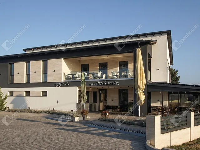 Eladó kereskedelmi és ipari ingatlan Szabadbattyán 300 nm