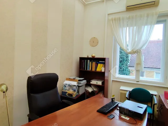 Eladó kereskedelmi és ipari ingatlan Székesfehérvár, Belváros 13 nm