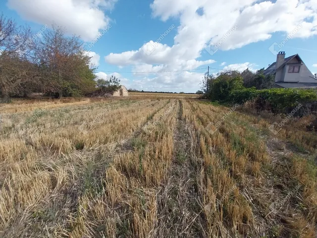 Eladó telek Kőszárhegy 870 nm