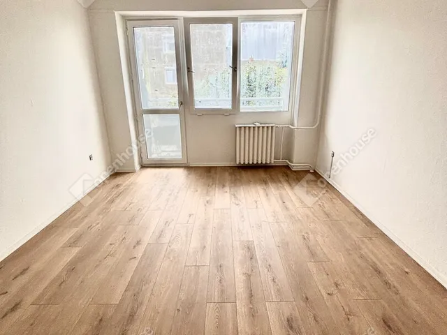Eladó lakás Tatabánya, Gál István-lakótelep 30 nm