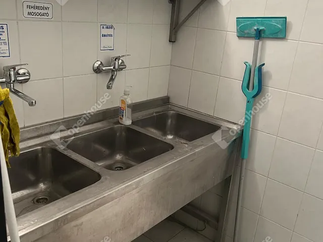 Eladó kereskedelmi és ipari ingatlan Almásfüzitő 196 nm