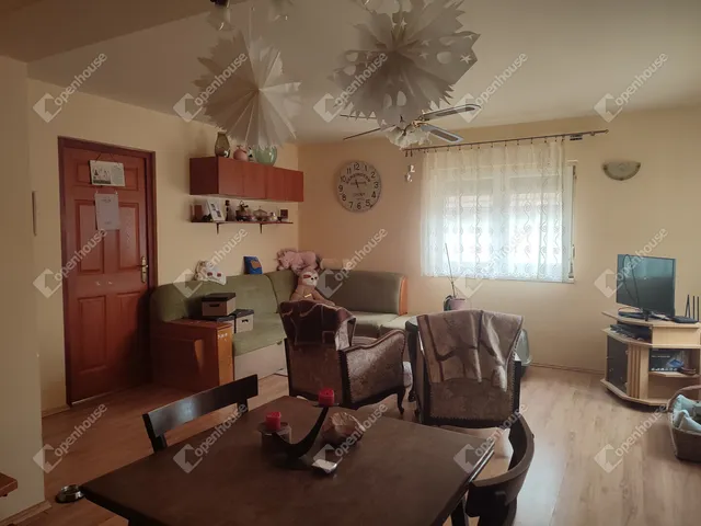 Kiadó ház Naszály 148 nm