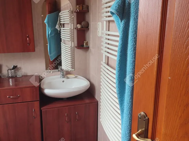 Kiadó ház Naszály 148 nm