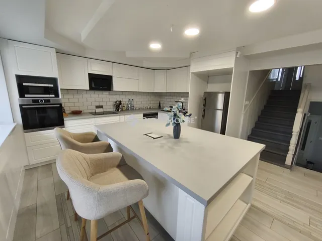 Eladó ház Kisapostag 310 nm