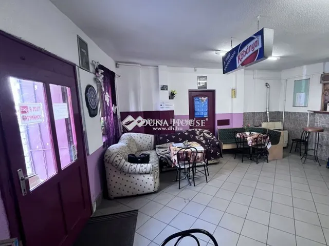 Eladó kereskedelmi és ipari ingatlan Dunaújváros, Magyar út 270 nm