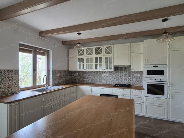 Eladó ház Pannonhalma 280 nm