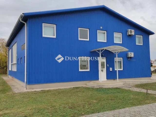 Eladó kereskedelmi és ipari ingatlan Paks 275 nm
