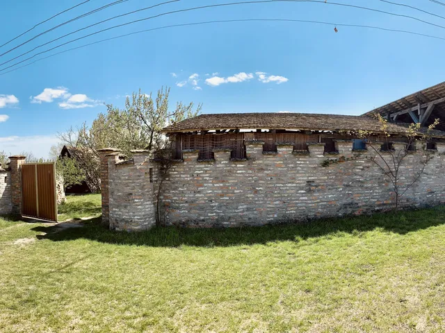Eladó kereskedelmi és ipari ingatlan Sükösd 300 nm