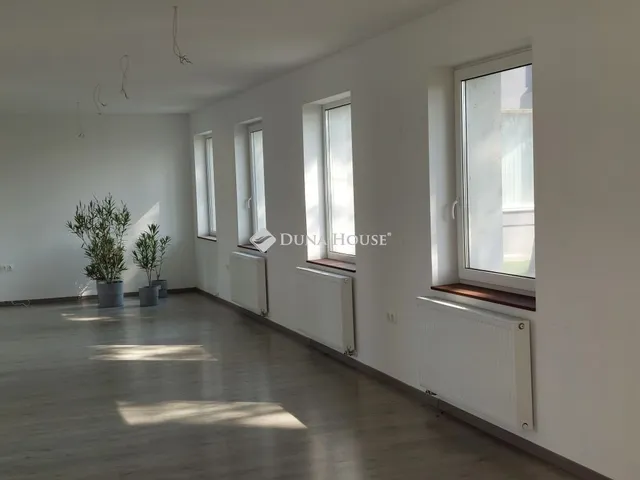 Eladó kereskedelmi és ipari ingatlan Baja 600 nm