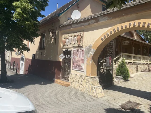 Eladó kereskedelmi és ipari ingatlan Bátaszék 298 nm