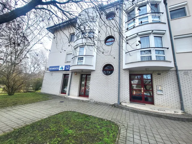 Eladó kereskedelmi és ipari ingatlan Budapest IV. kerület, Káposztásmegyer 18 nm