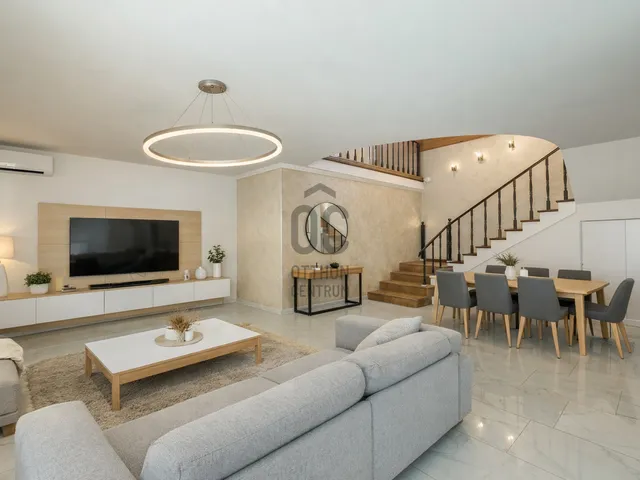 Eladó ház Budapest XVI. kerület, Rákosszentmihály 250 nm