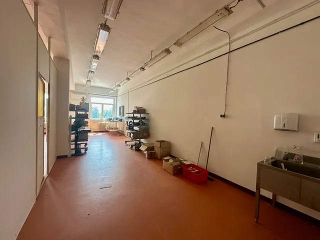 Kiadó kereskedelmi és ipari ingatlan Érd 220 nm
